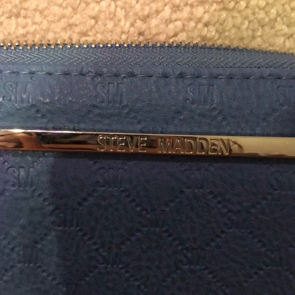 A blue Steve Madden wallet. - Picture 2 of 4